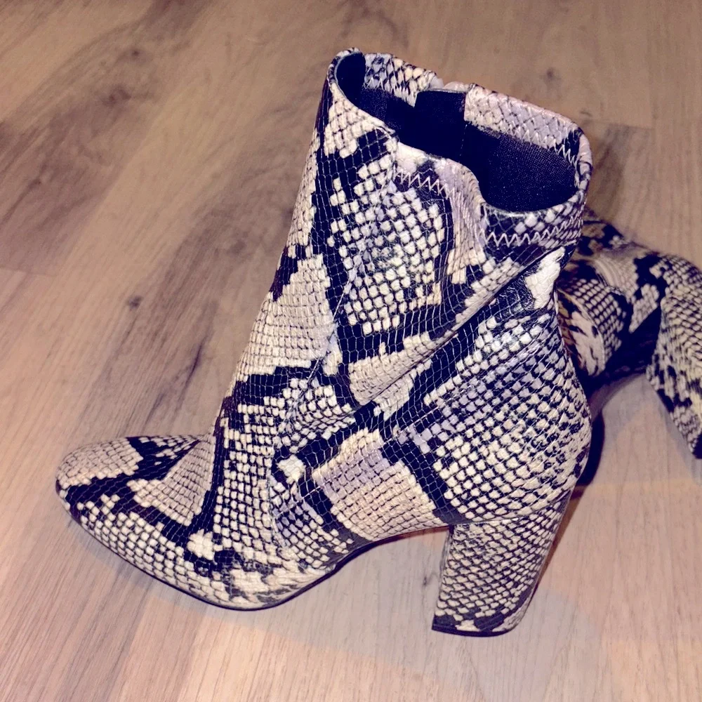 Aldo Snakeskin Patterned Ankle Boots 3 inch tall size 7.5